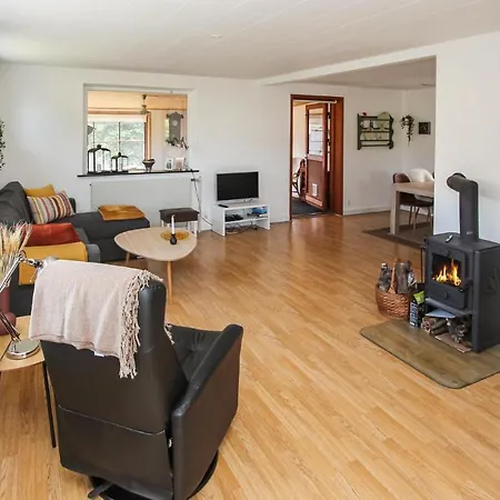 Stunning In Sams With 3 Bedrooms Holiday home Onsbjerg